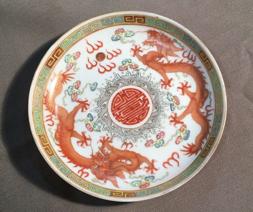 Plat en porcelaine à décor émaillé