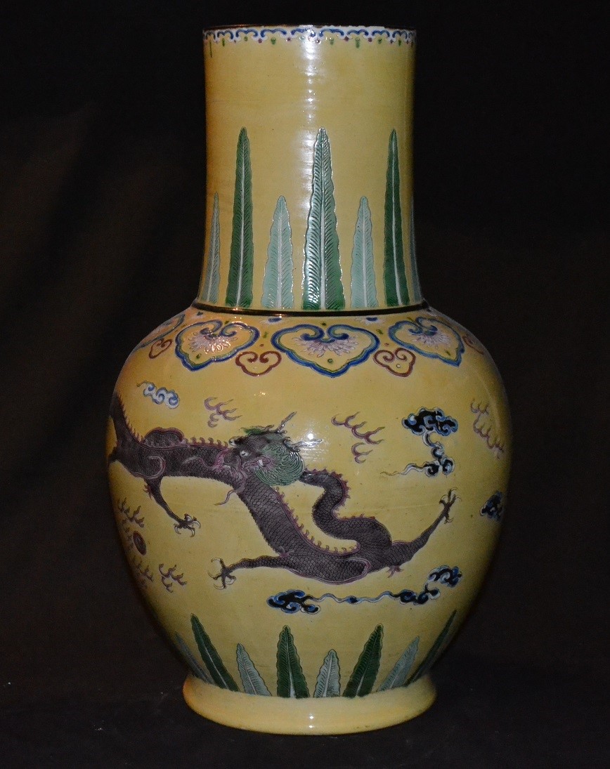 Vase en porcelaine émaillée